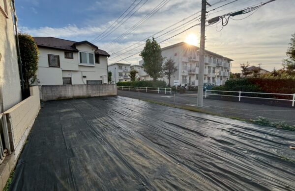 前面道路は歩道付きで安心♪間口広々開放的な整形地の画像