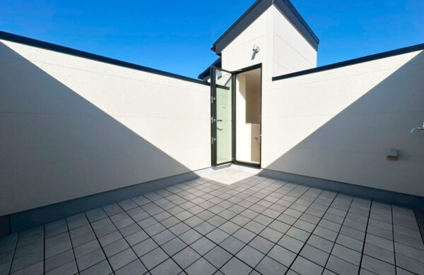 ルーフバルコニー付き！野川沿いの開放感あふれる新築戸建ての画像